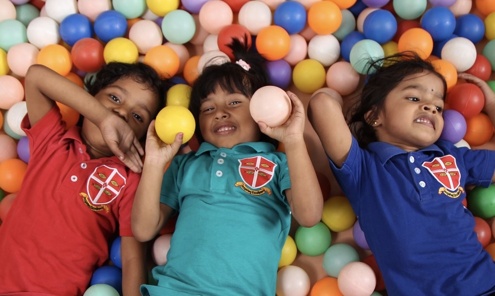 GISN-CurriculumCreativeActivity1 KG kids in a pool of balls
