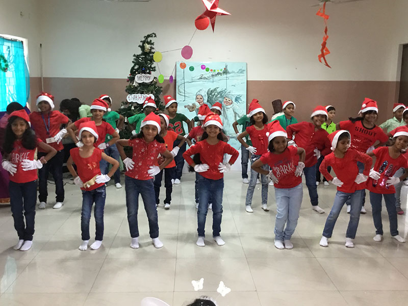 dance&drama Kids dancing in a Christmas function